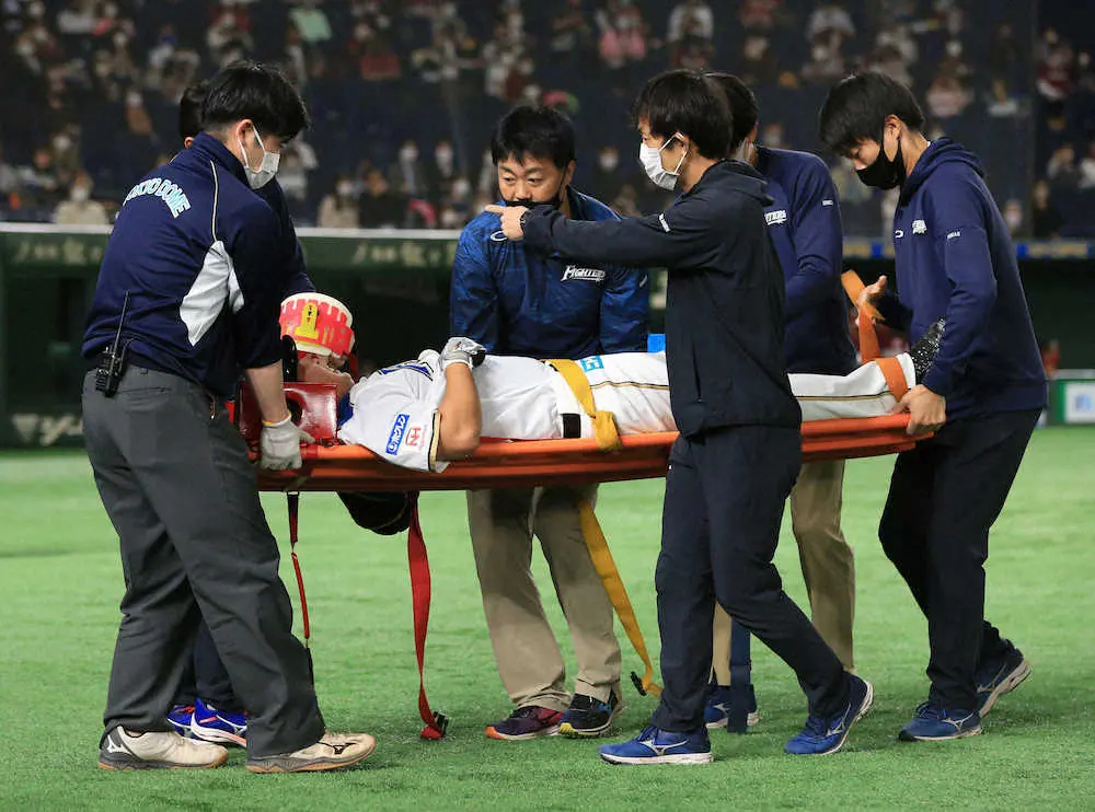 【画像・写真】日本ハム・樋口が左膝に死球受け、担架で退場
