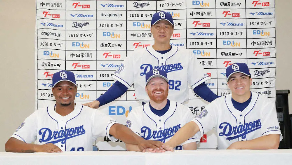 【画像・写真】中日・与田監督「やっと会えた」　新外国人3選手入団会見