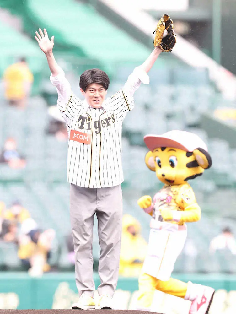 【画像・写真】土佐兄弟が始球式に登場　阪神・佐藤輝とZポーズで“モノノフ”エール　「きょうも打つんじゃないか」