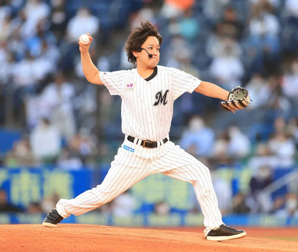 【画像・写真】ロッテファン・ぺこぱが始球式　山口のハーフスイングに「時を戻そう」とリクエスト