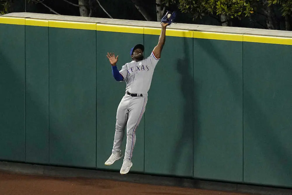 【画像・写真】レンジャーズ　元巨人のJ・ガルシアが大谷の大飛球を好捕