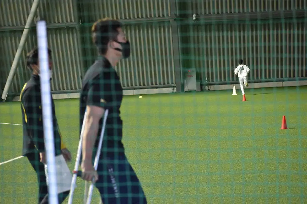 【画像・写真】ソフトバンク・千賀が松葉づえつきファームに姿　6日の日本ハム戦で左足首靱帯損傷