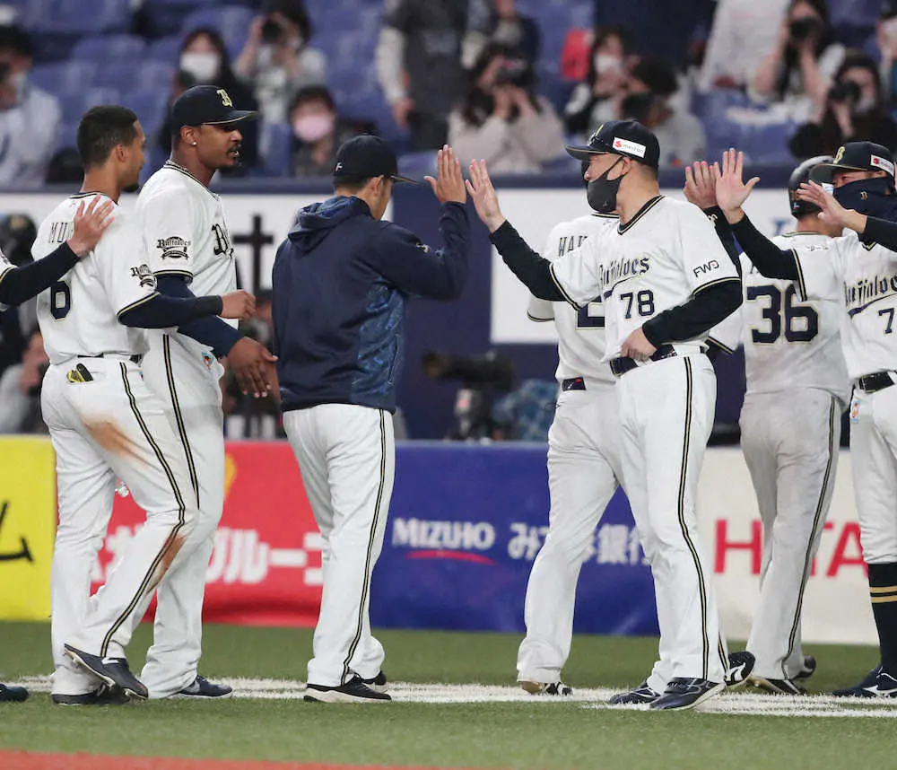 【画像・写真】オリックス・中嶋監督　みんなに大感謝！自身初のサヨナラ勝ち　代走・小田のあきらめない走塁が光った
