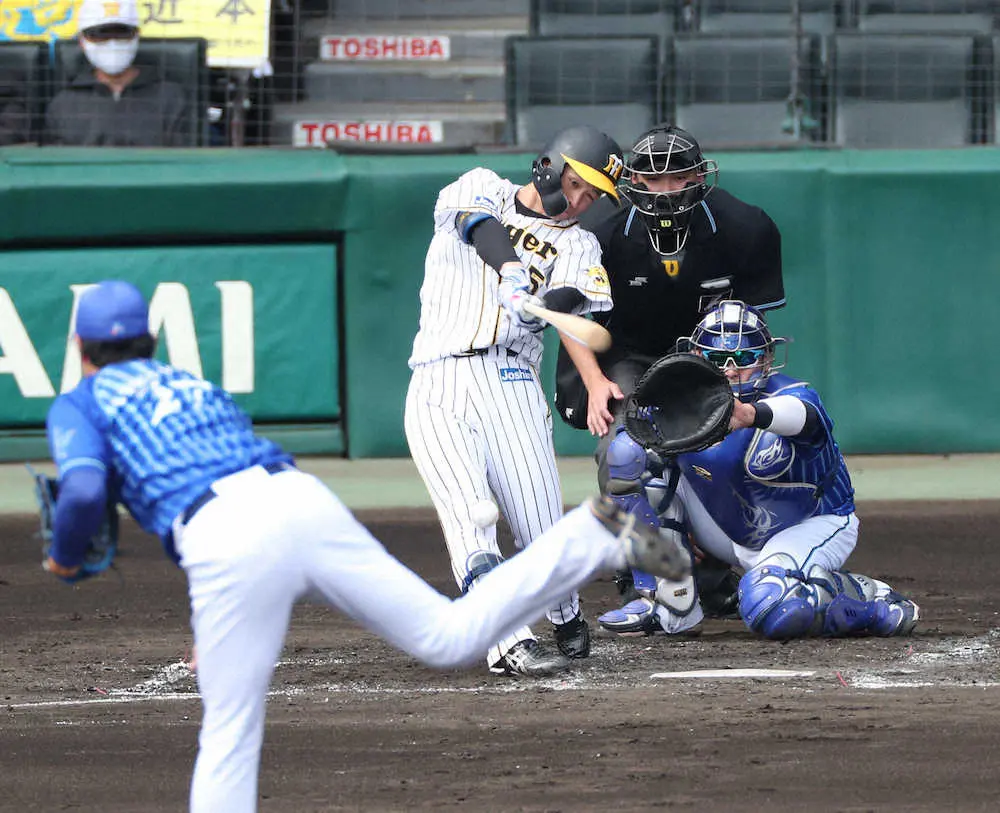 【画像・写真】阪神・近本　ヒヤリ“黄金の足”に自打球で途中交代　矢野監督「大きな離脱とかはないかな」