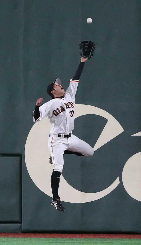 【画像・写真】巨人・松原　スーパーキャッチで開幕3連勝狙う今村援護　菊池涼の大飛球、フェンス激突もボール離さず