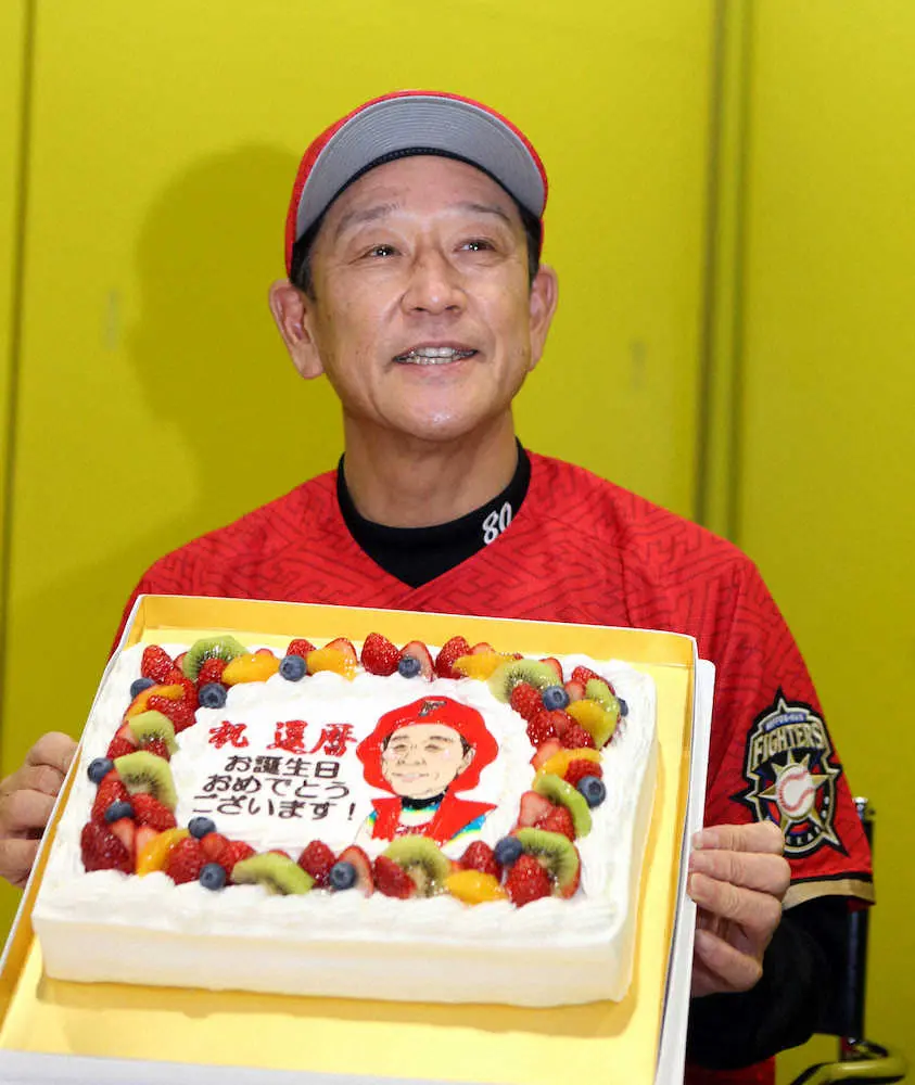 報道関係者から贈られた誕生日ケーキを手に笑顔を見せる栗山監督（撮影・高橋茂夫）