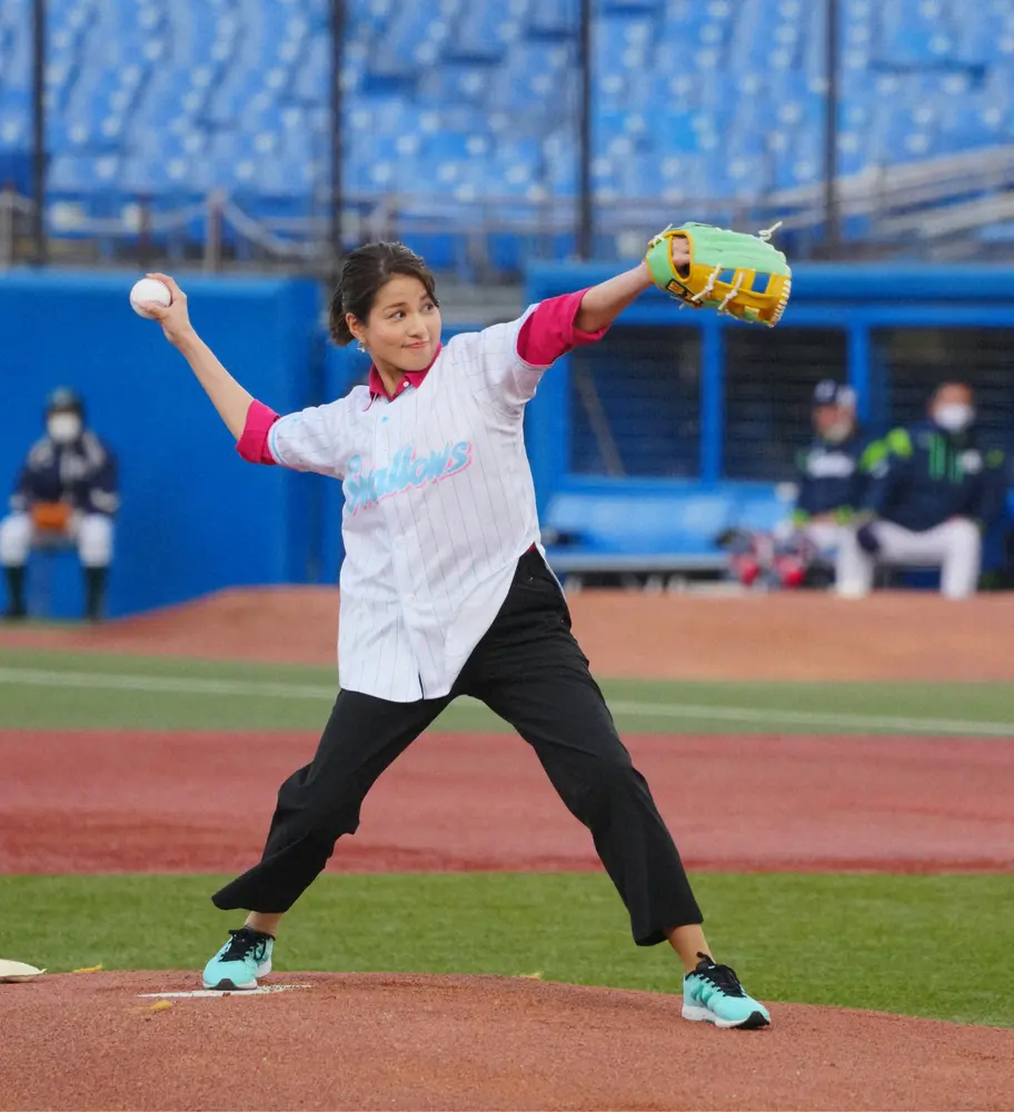 【画像・写真】＜ヤ・巨＞始球式を務めたフジテレビの永島優美アナウンサー（撮影・島崎忠彦）