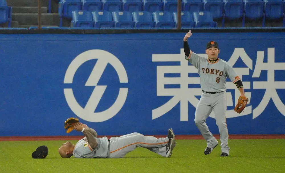 【画像・写真】巨人　新外国人テームズが1軍デビューでいきなり負傷…担架で運ばれウィーラーと交代、病院に搬送