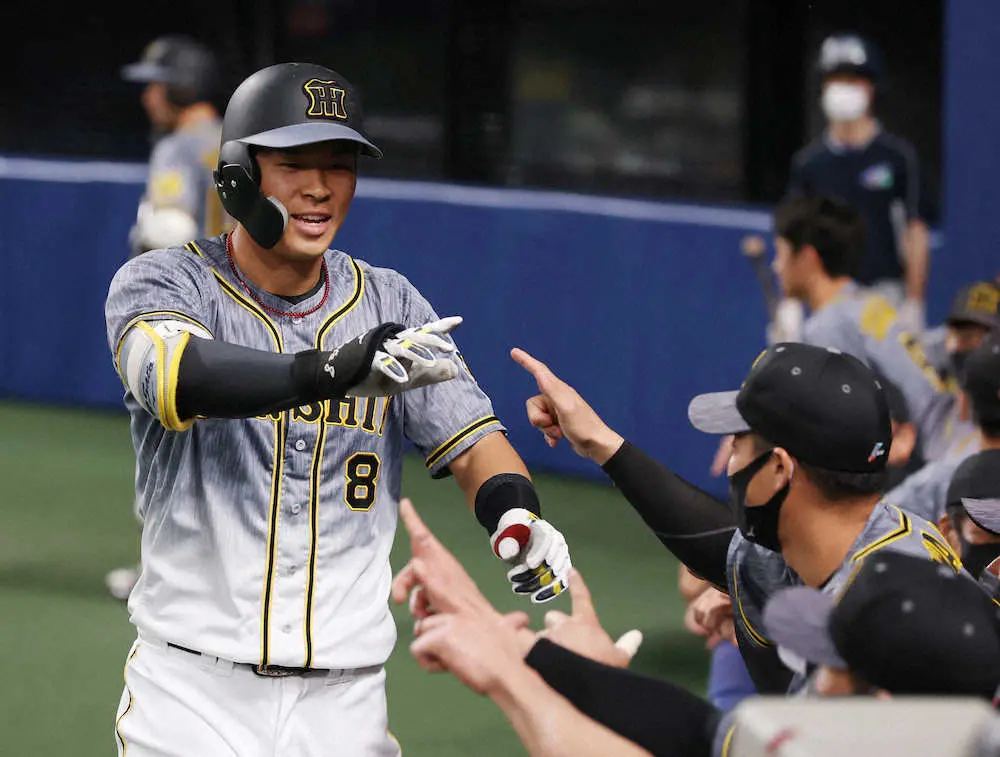 【画像・写真】敗戦の中にビッグインパクト　阪神・井上HCが佐藤輝の一発称賛「一番広い球場を問題にせず…素晴らしい」