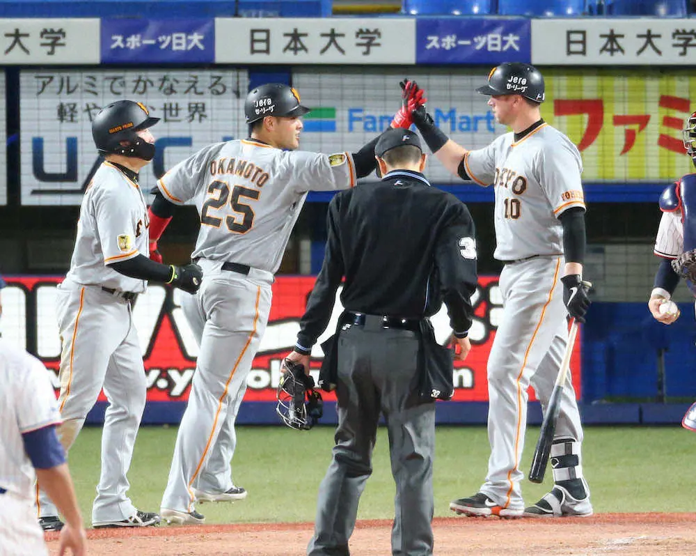 【画像・写真】ウィーラー3打席連続2ベースで前夜から7打席連続安打に　スモーク来日1号、岡本和は2戦連発