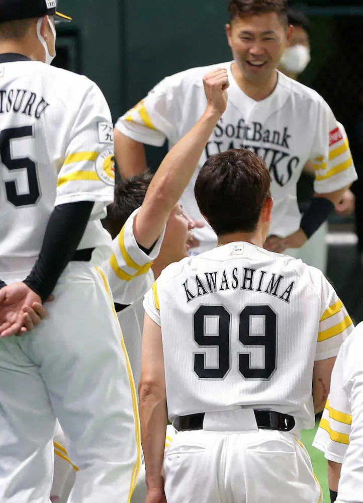 【画像・写真】28日の日本ハム戦前の円陣で、ヘリウムガスを吸入して声出しをする真砂（撮影・中村達也）