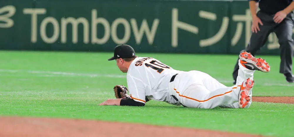 【画像・写真】巨人・スモークが来日初失策　根尾の一ゴロを後逸