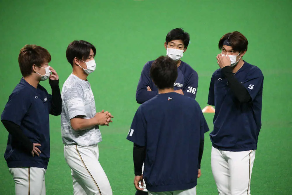＜日・西5＞試合前練習、マスクを着用する選手ら（左から）渡辺、郡、石井、大田（撮影・高橋茂夫）