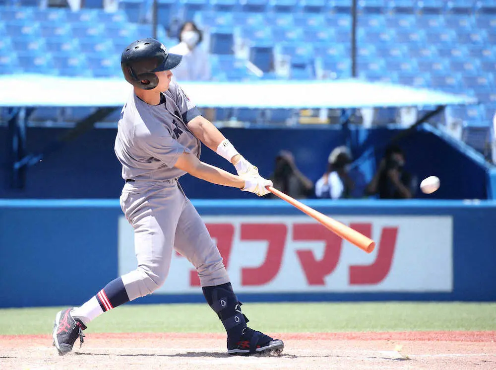 【画像・写真】慶大4番・正木　現役最多8号で5連勝導いた　ドラフト候補が内角低め払うように左翼席へ運ぶ技あり弾