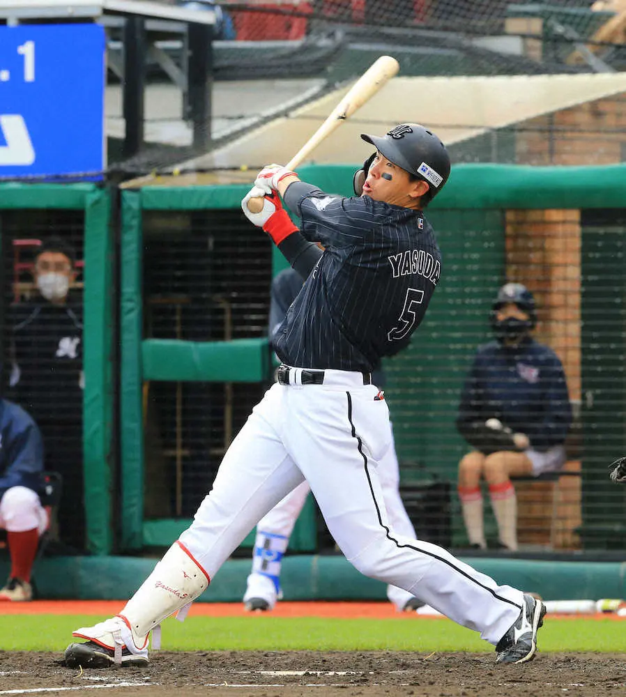 【画像・写真】ロッテまたも珍プレー　安田の大飛球がフェンスに挟まった