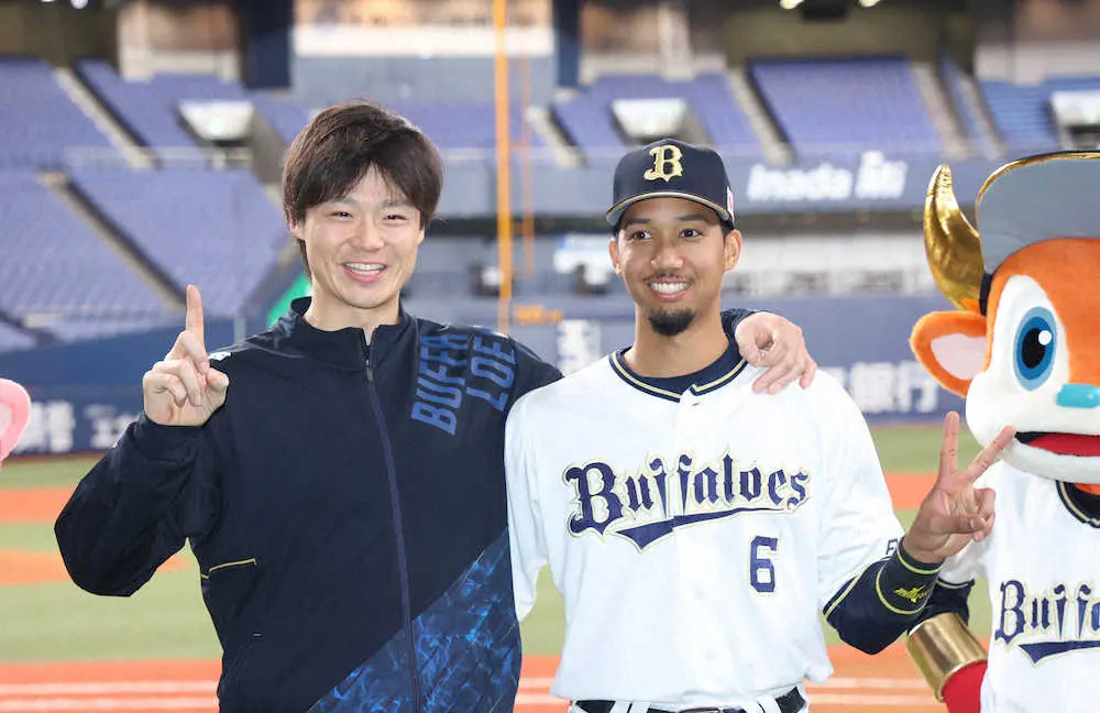 ＜オ・ソ＞（左から）山崎福は1勝目、宗は本塁打2本目のポーズで笑顔見せる（撮影・後藤　正志）