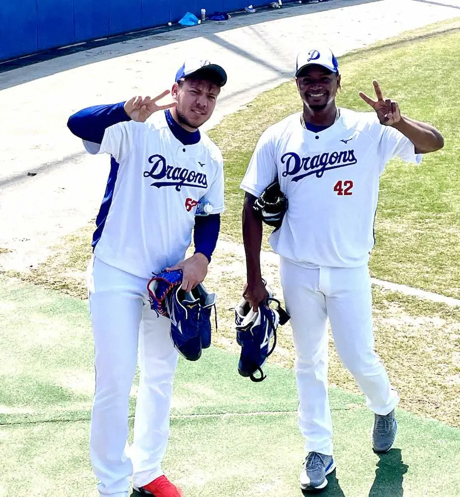 新外国人ロサリオ 右 はロドリゲスと仲良くピースサイン スポニチ Sponichi Annex 野球