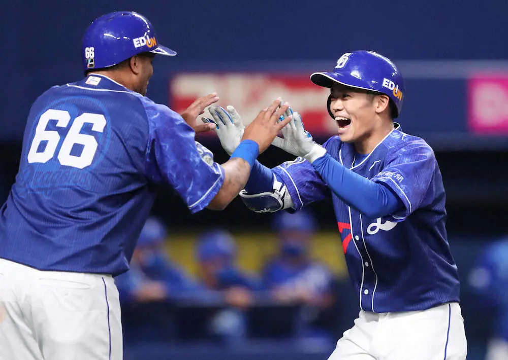 【画像・写真】中日・根尾　プロ105打席目の快感　初本塁打が満弾「いい場面で初ホームランを打つことができて嬉しい」