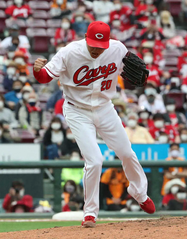 【画像・写真】広島・栗林、デビュー14試合連続無失点の新人新記録達成！　丸を空振り三振に仕留めてガッツポーズ