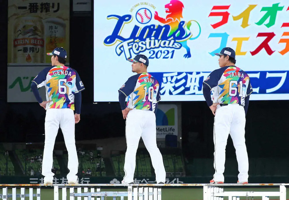 【画像・写真】西武　夏恒例イベントで着用の限定ユニお披露目　平良「豪快で派手で格好いい」