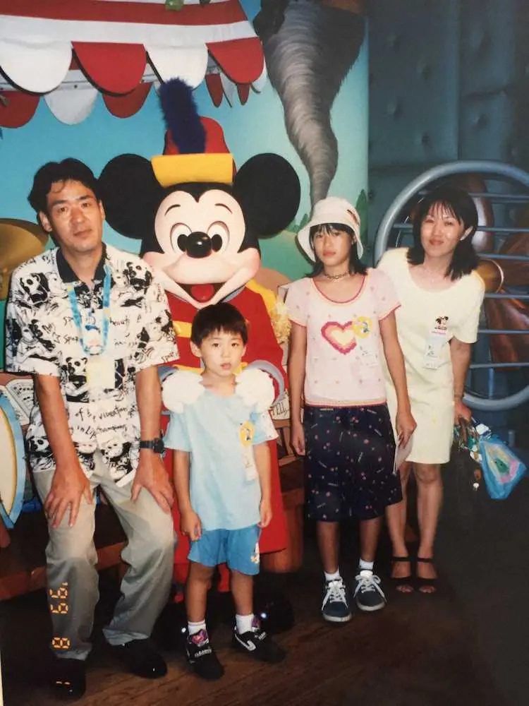 ディズニーランドで撮影した巨人・桜井の思い出の一枚。（左から）父・忠俊さん、桜井、姉・彩さん、母・幸子さん