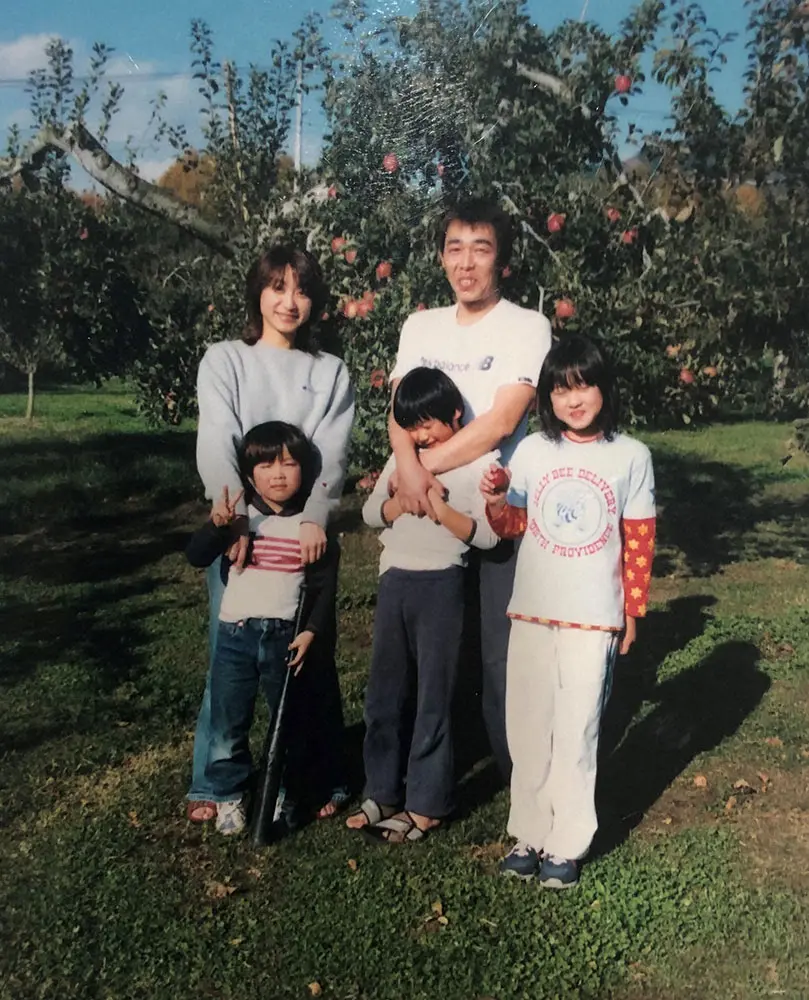 祖父母が営むリンゴ園での高橋光成(中）と、両親、姉、弟
