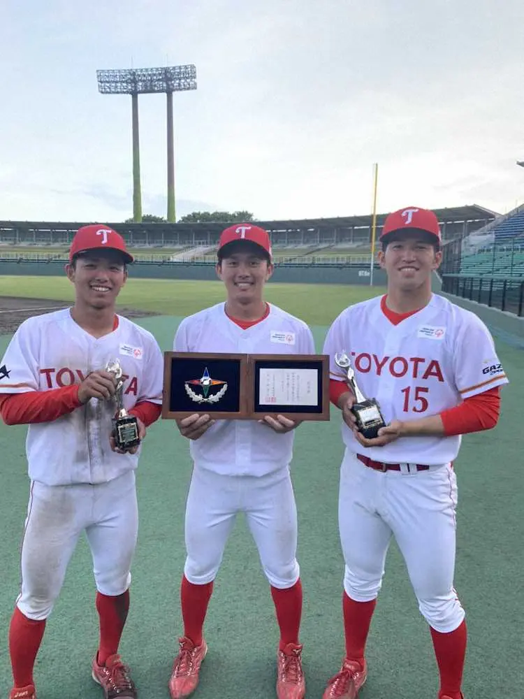 JABAベーブルース杯で優勝したトヨタ自動車の和田佳大内野手、河原右京主将、渕上佳輝投手（左から）