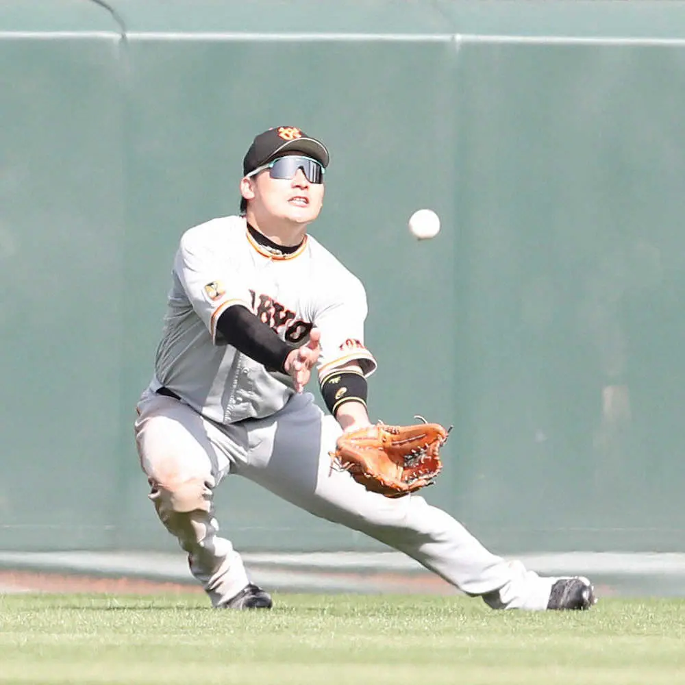 【画像・写真】巨人・丸、飛球が太陽と重なるもグラブで顔隠しお見事キャッチ!「マツダの中堅」広島・羽月と経験の差如実