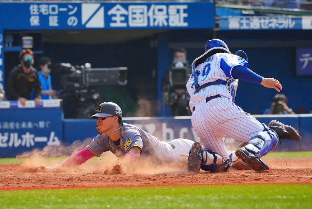 【画像・写真】阪神・佐藤輝、激走ヘッスラ突入！一塁から快足飛ばし貴重な同点ホーム奪った