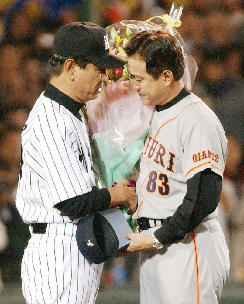 ＜祝2000試合！伝統の一戦お宝写真＞試合終了後の退任セレモニーで、阪神タイガースの星野仙一監督（左）から花束とエールをもらい感極まる巨人の原辰徳監督。（2003年　10月7日　甲子園）