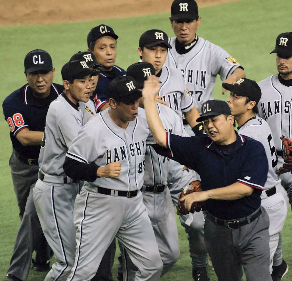 【画像・写真】＜祝2000試合！伝統の一戦お宝写真＞6回1死二塁、仁志の三塁ゴロの判定をめぐり、星野仙一監督（奥右から2人目）は一塁審判・上本孝一に抗議し退場、田淵幸一コーチもその判定に激怒して退場（2002年　8月　東京ドーム）