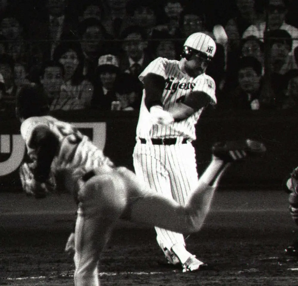 ＜祝2000試合！伝統の一戦お宝写真＞読売ジャイアンツの槙原寛己投手（手前）からバックスクリーンに本塁打（ホームラン）を放つ阪神タイガースのランディ・バース（1985年　4月17日　甲子園）