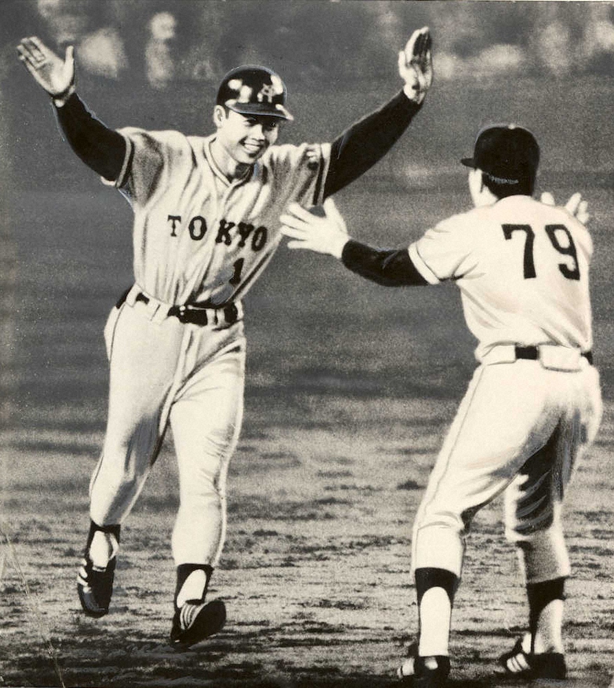 ＜祝2000試合！伝統の一戦お宝写真＞ 通算600号本塁打を放ち須藤豊コーチ（右）と喜ぶ王貞治　（1974年5月30日　甲子園）