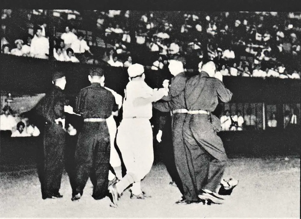 1954年7月25日の中日戦（大阪球場）で判定に抗議する阪神・松木監督、藤村富美男主将（中央）＝阪神球団発行『タイガース30年史』より＝