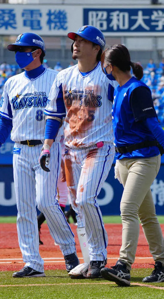 【画像・写真】9日の阪神戦、初回無死二塁、二ゴロに倒れ負傷交代するDeNA・倉本（中央）（撮影・島崎  忠彦）