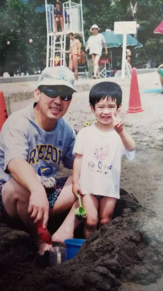 【画像・写真】幼少期の巨人・若林（右）と父・憲一さんのツーショット写真（提供写真）