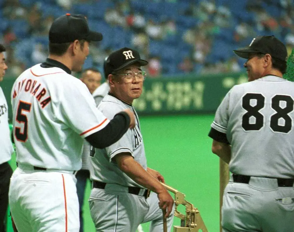 【画像・写真】＜祝2000試合！伝統の一戦お宝写真＞試合前、阪神・野村克也監督（中央）と談笑する巨人・清原和博内野手（左）。右は松井優典ヘッドコーチ。（2001年8月9日 東京ドーム）