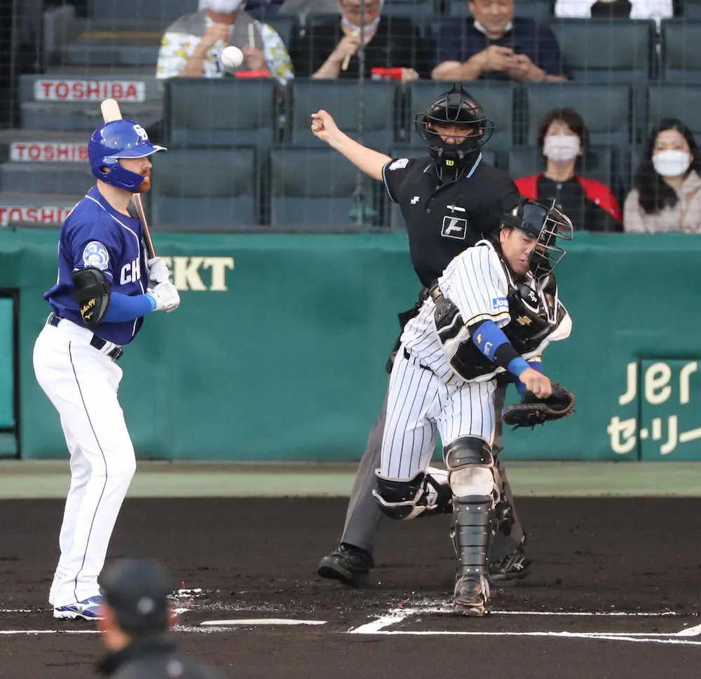 【画像・写真】阪神・梅野が「自慢の肩」で秋山を救う　初回に京田の二盗を刺す　実は約1カ月ぶりの「バズーカ」発動