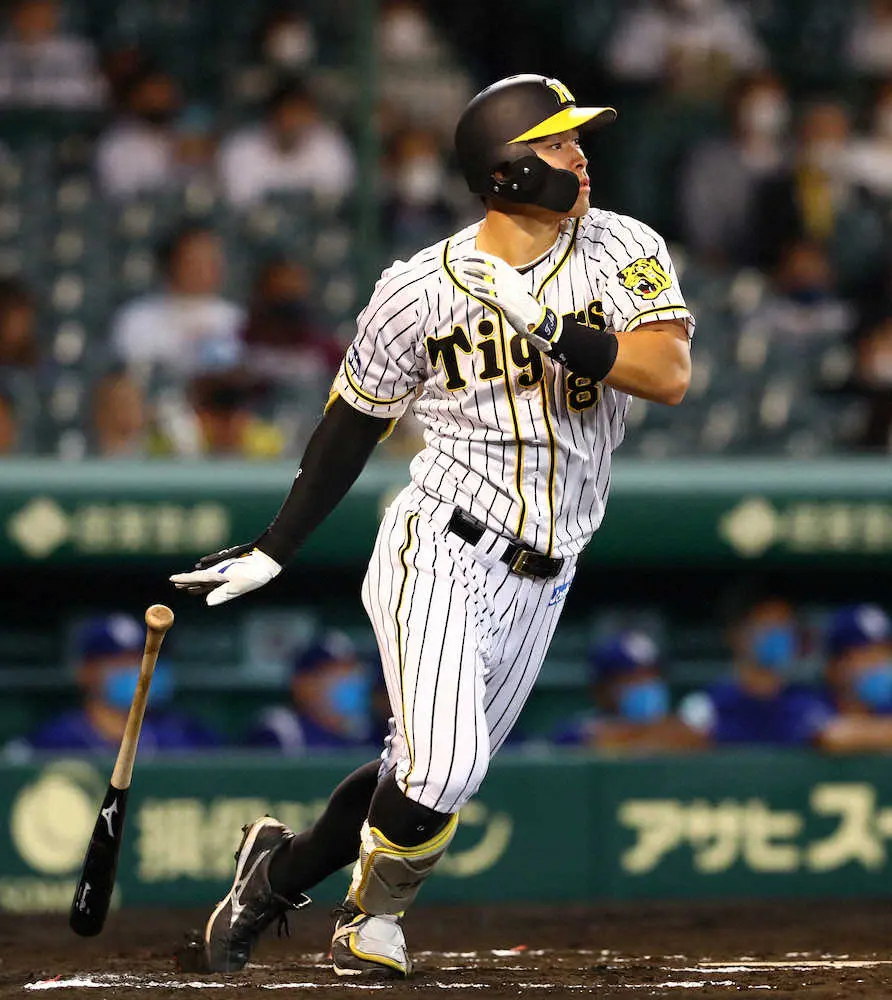 【画像・写真】阪神・佐藤輝　甲子園ファンに4番お披露目打　16試合連続出塁「お客さんが入ると気持ちの入り方が違う」