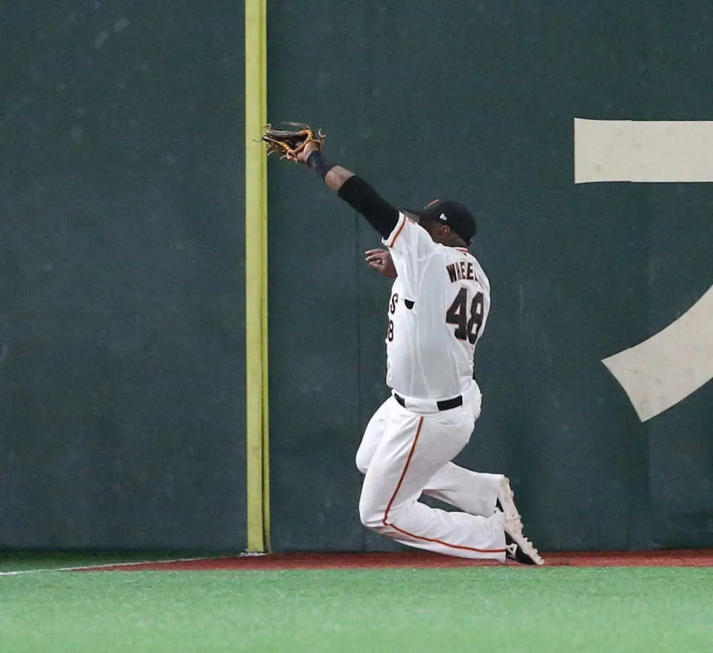 【画像・写真】巨人・ウィーラーがビッグプレー！　20試合連続安打に続いて守備でも魅せた　サトテル“長打”を阻止
