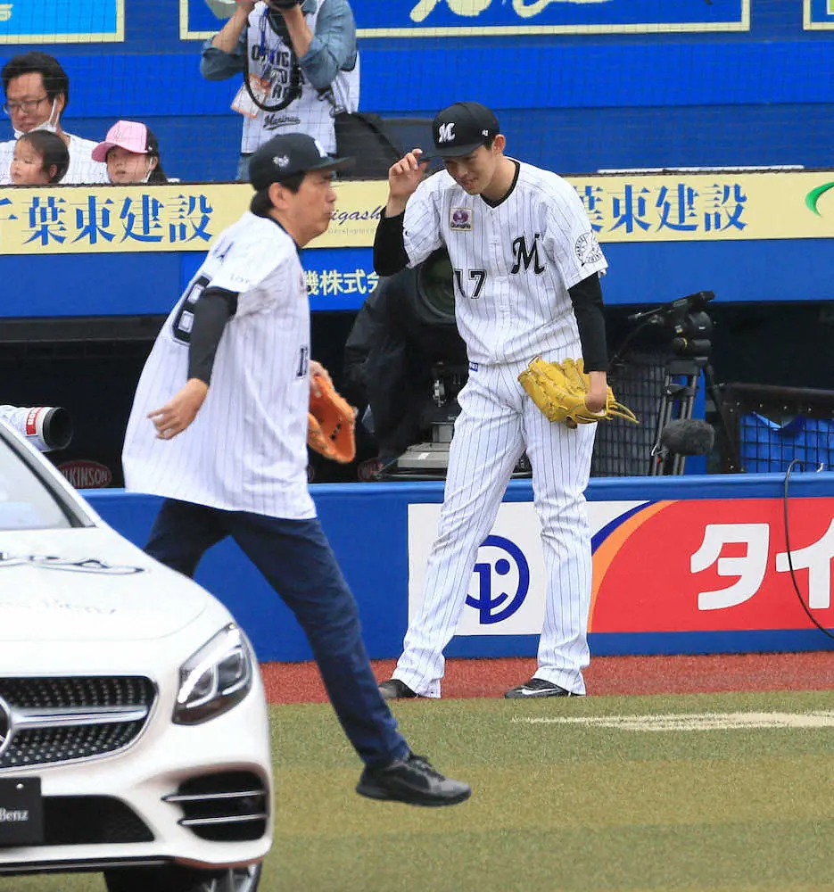 【画像・写真】＜ロ・西9＞始球式に登場した石橋貴明（左）に一礼する佐々木朗（撮影・尾崎　有希）