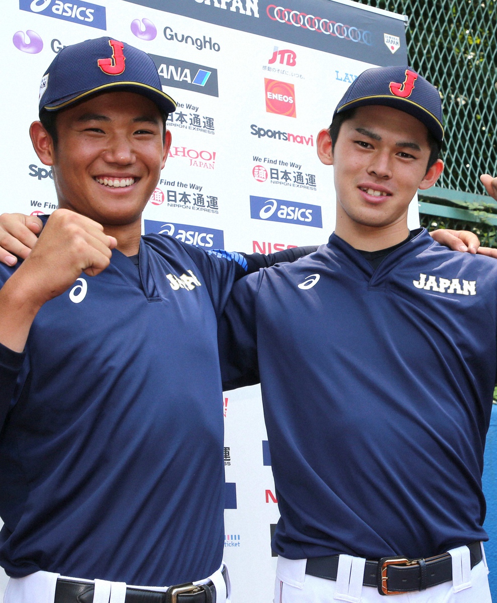 2019年、Ｕ―１８日本代表練習。笑顔でガッツポーズする奥川恭伸投手（左、星稜）と佐々木朗希投手（大船渡）。