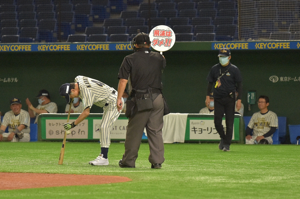 代打を告げられた川藤幸三が口にふくんだビールをバットにふきかけようとすると、審判が「飛沫はダメ！！」