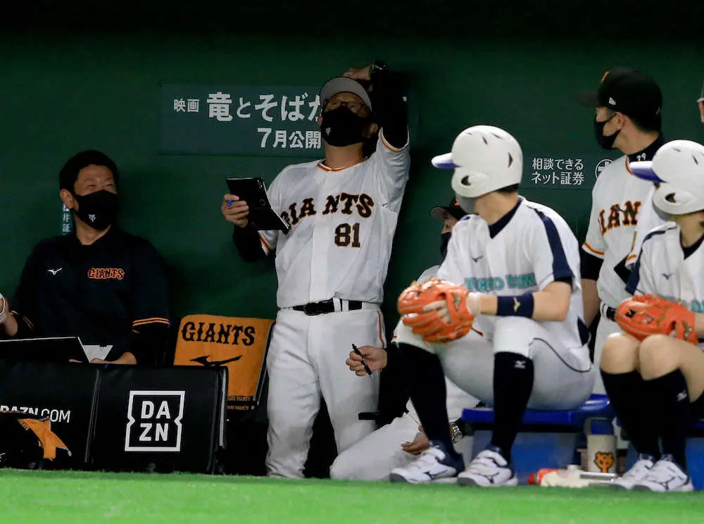 危ない 巨人ベンチに打球飛び込み 宮本コーチヒヤリ スポニチ Sponichi Annex 野球