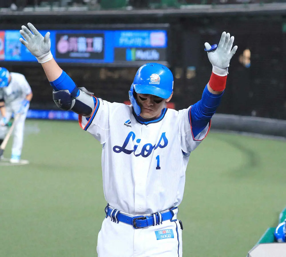 【画像・写真】西武・栗山「打った瞬間」会心の3号ソロ!ベンチ前では山川の「どすこいポーズ」拝借