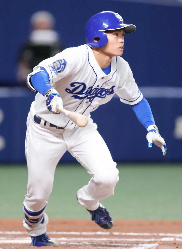 【画像・写真】中日・根尾　大野雄の代打で右翼線二塁打　同点の本塁踏み、エースの黒星消す