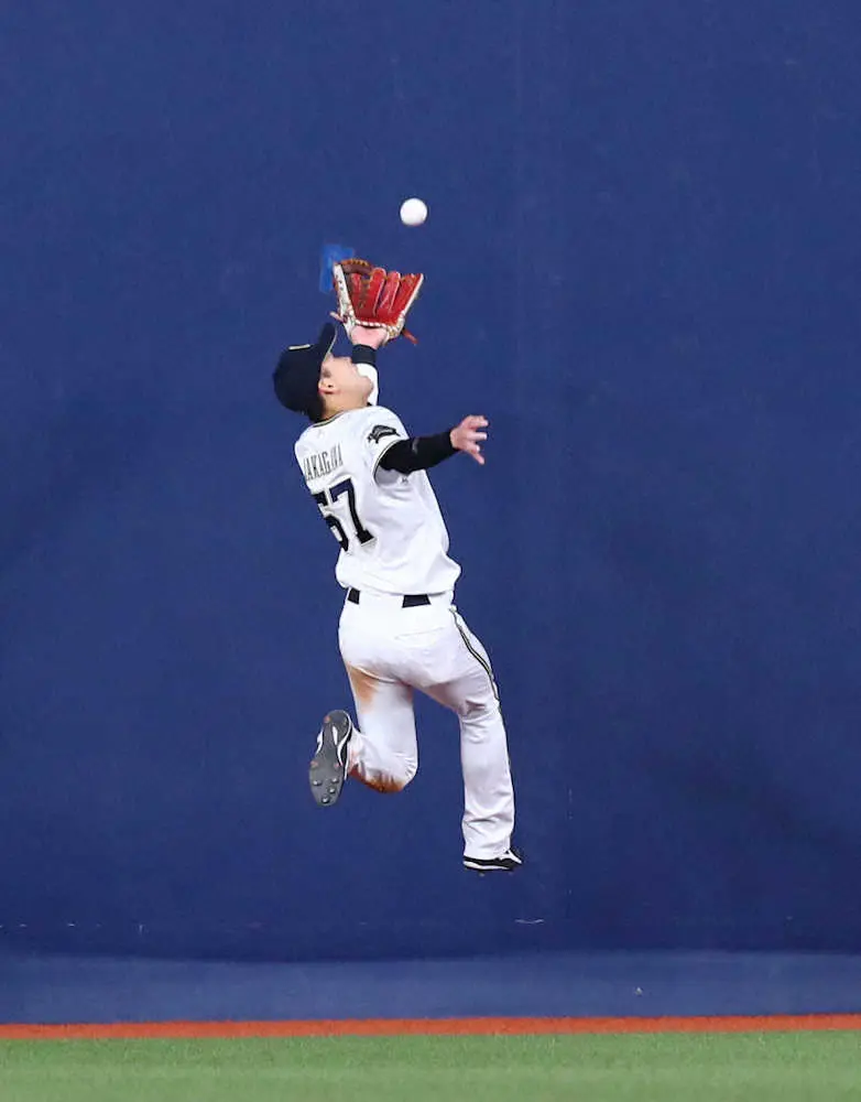 主に一塁と外野を担う中川圭が、21日は二塁で守備練習を行った