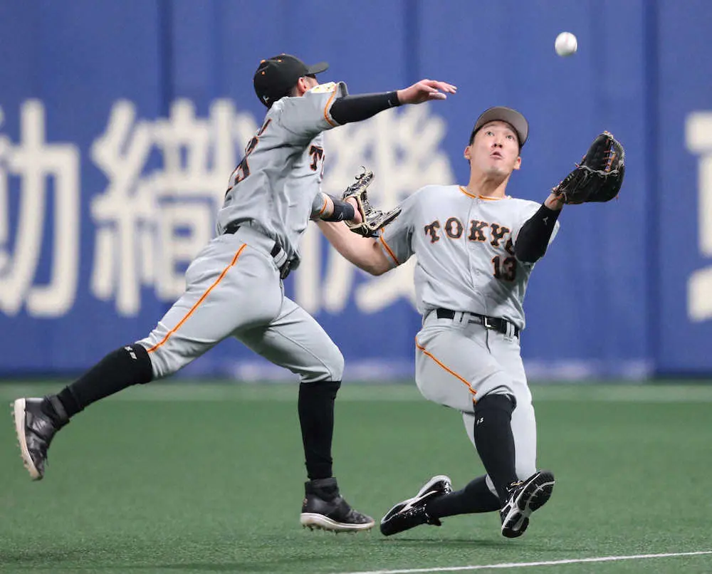 【画像・写真】巨人、痛タタ…梶谷が3回に負傷交代　ビシエドの飛球を追って吉川と交錯、後藤コーチが“バッテンマーク”