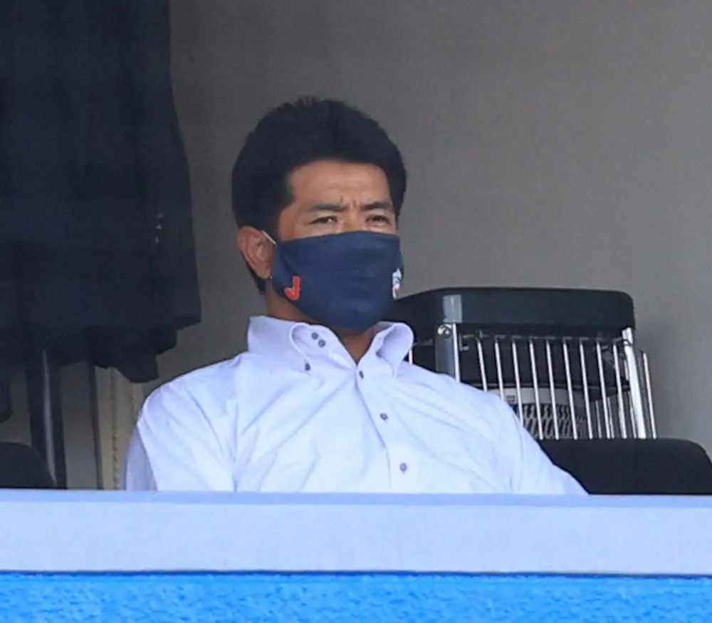 【画像・写真】ヤクルト・村上　15打席ぶり安打がリーグ単独トップの特大13号ソロ　侍・稲葉監督の前で