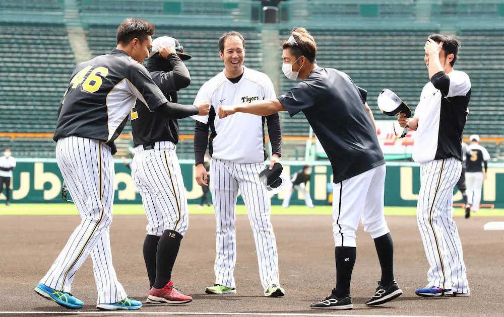 【画像・写真】ロッテ移籍後初の阪神戦を戦う鳥谷が早くもグラウンドに　かつての同僚らが続々かけよる